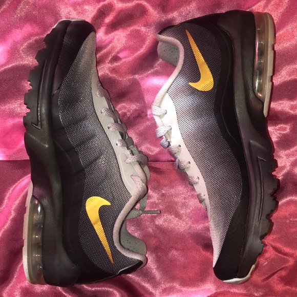Nike Shoes - RARE FIND!! Great condition women’s Nike Air Max